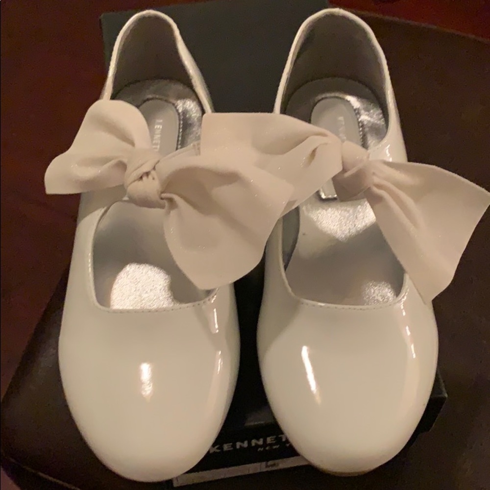 Girls white patent shoe